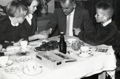 811898 Afbeelding van vader Jan Verbeek te Utrecht die met zijn kinderen Hannie (links), Lisette en Jan (rechts) een ...